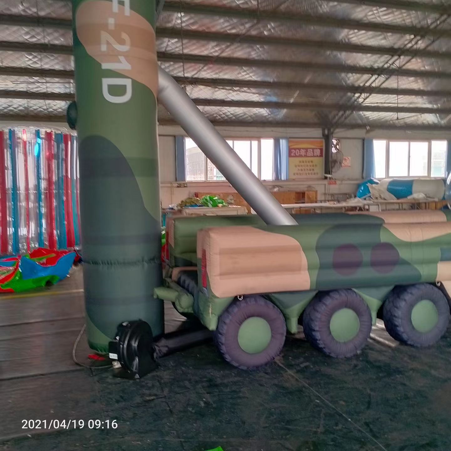 平桂军事演习中的充气目标车辆：模拟发射车雷达车坦克飞机